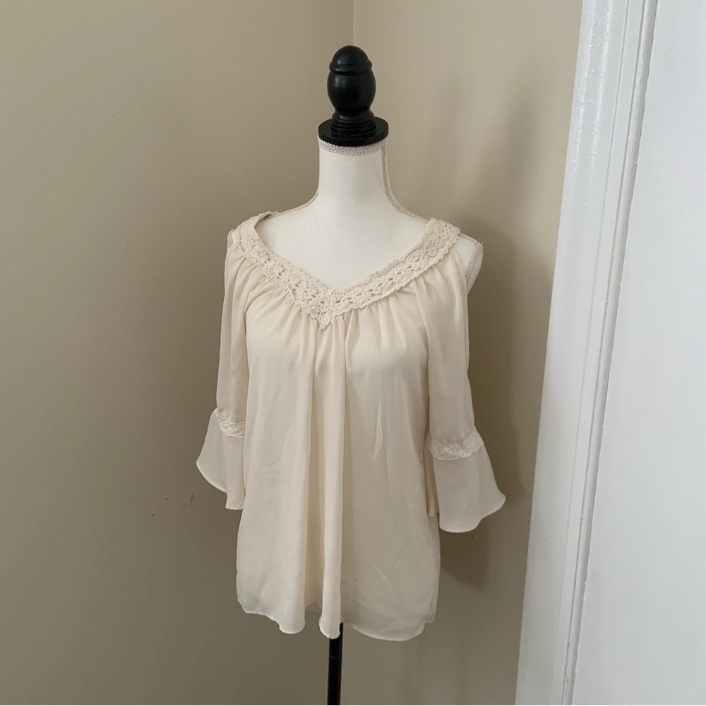 Charming Charlie Women's Ivory 3/4 Sleeve Cold Shoulder Blouse Size Small